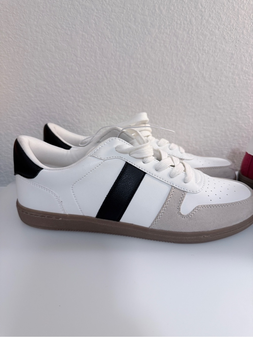 Universal Thread Women’s White & Red Low-Top Lace-Up Sneakers - 2 Pairs Size 10 - Picture 8 of 10